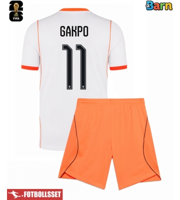 Nederländerna Cody Gakpo #11 Bortatröja Barn VM 2026 Kortärmad (+ Korta byxor)